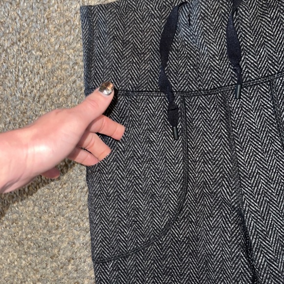 Lululemon pants. 4 - Picture 3 of 10